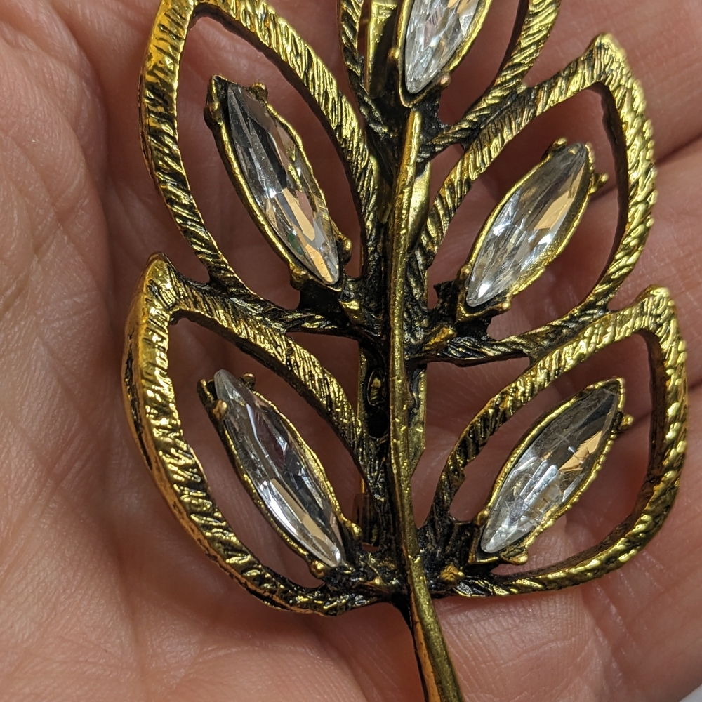 Vintage Yochi Gold Leaf Rhinestone Brooch - Picture 5 of 6